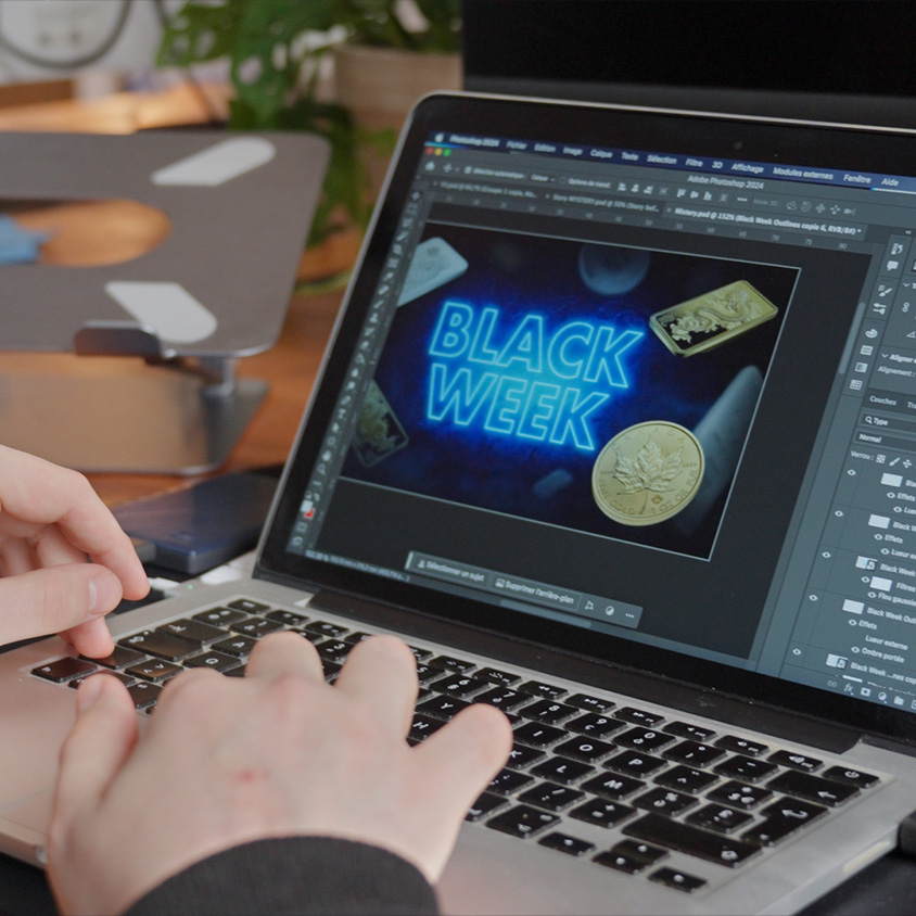 Brice&Vince travaille une création graphique devant l'ordinateur pour la création de la campagne BLACK BLEEK