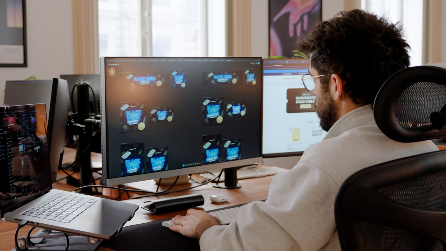 Brice&Vince travaille une création graphique devant l'ordinateur pour la création de la campagne BLACK WEEK