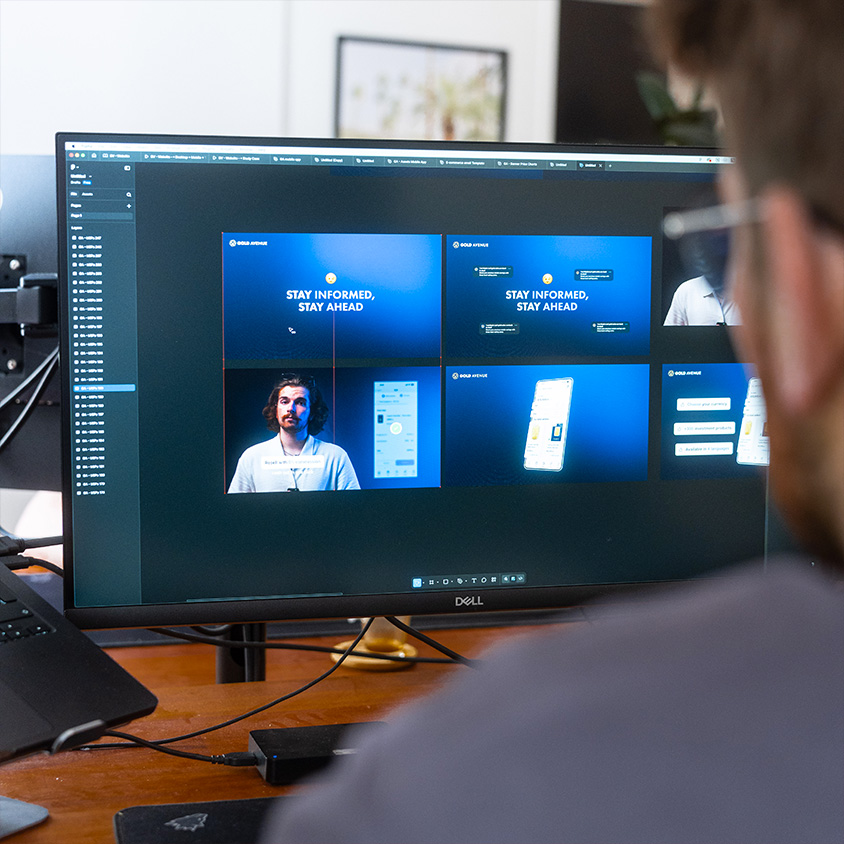 L'équipe de BRICE&VINCE devant l'ordinateur sur le storyboard de la vidéo