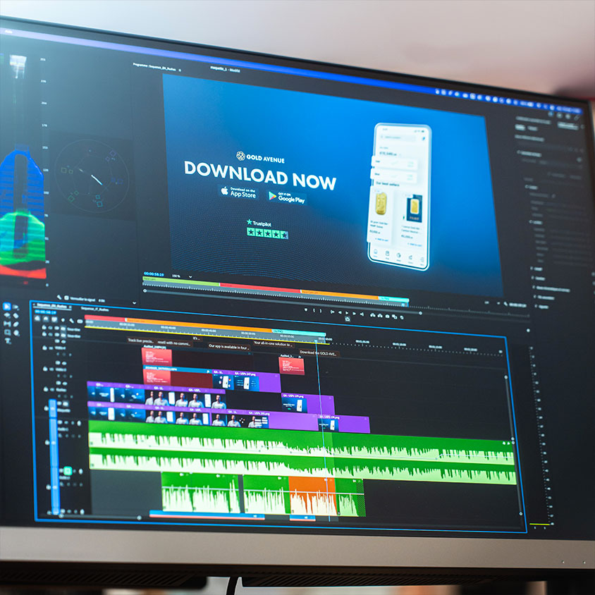 L'équipe de BRICE&VINCE devant l'ordinateur sur le logiciel Premiere Pro en train de monter la vidéo