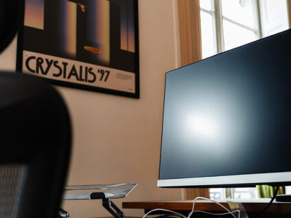 Les bureaux de Brice et Vince avec un ordinateur éteint et la chaise du bureau en 2023