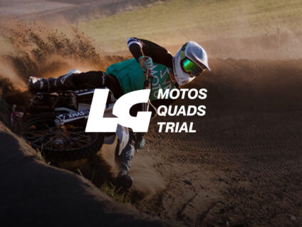 Pilote de motocross en action sur piste avec logo LG QUAD
