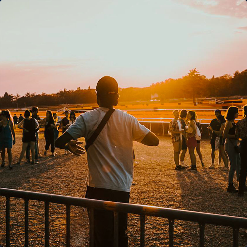 Aire Festival Tapage Nocturne festivalier devant soleil couchant