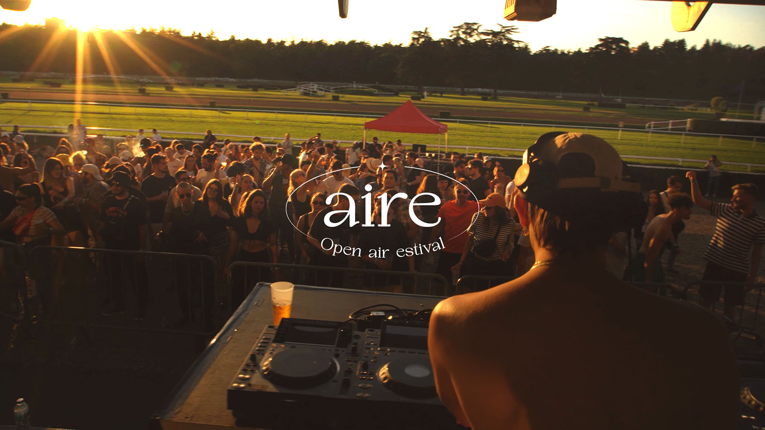 Aire Festival Tapage Nocturne festivaliers devant le DJ et logotype